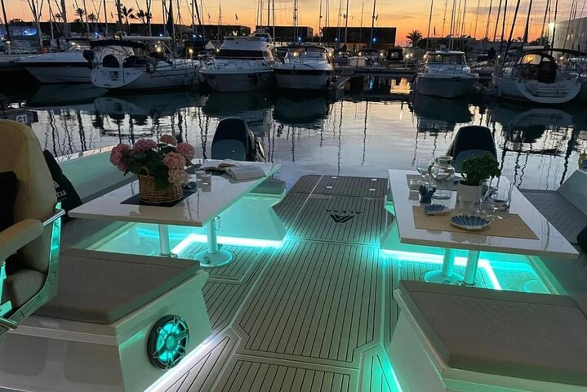 un tavolo da pranzo su una barca in un porto turistico