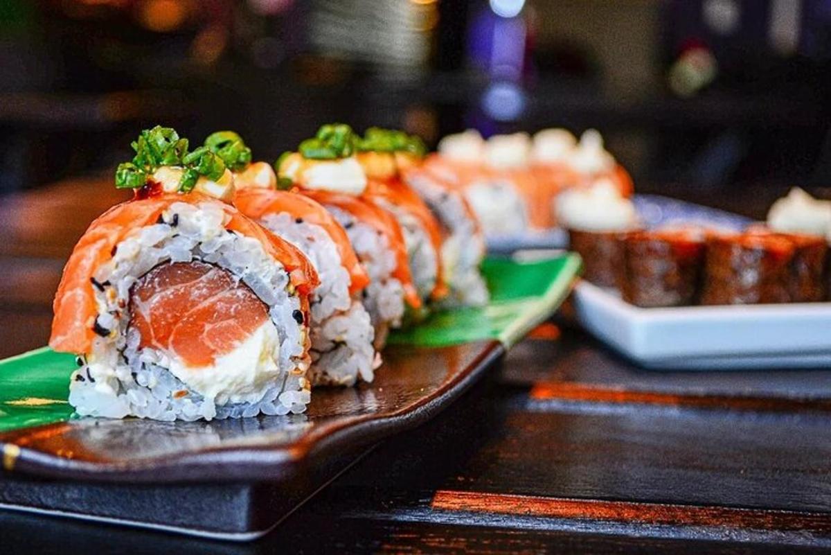 un piatto di sushi appoggiato su un tavolo