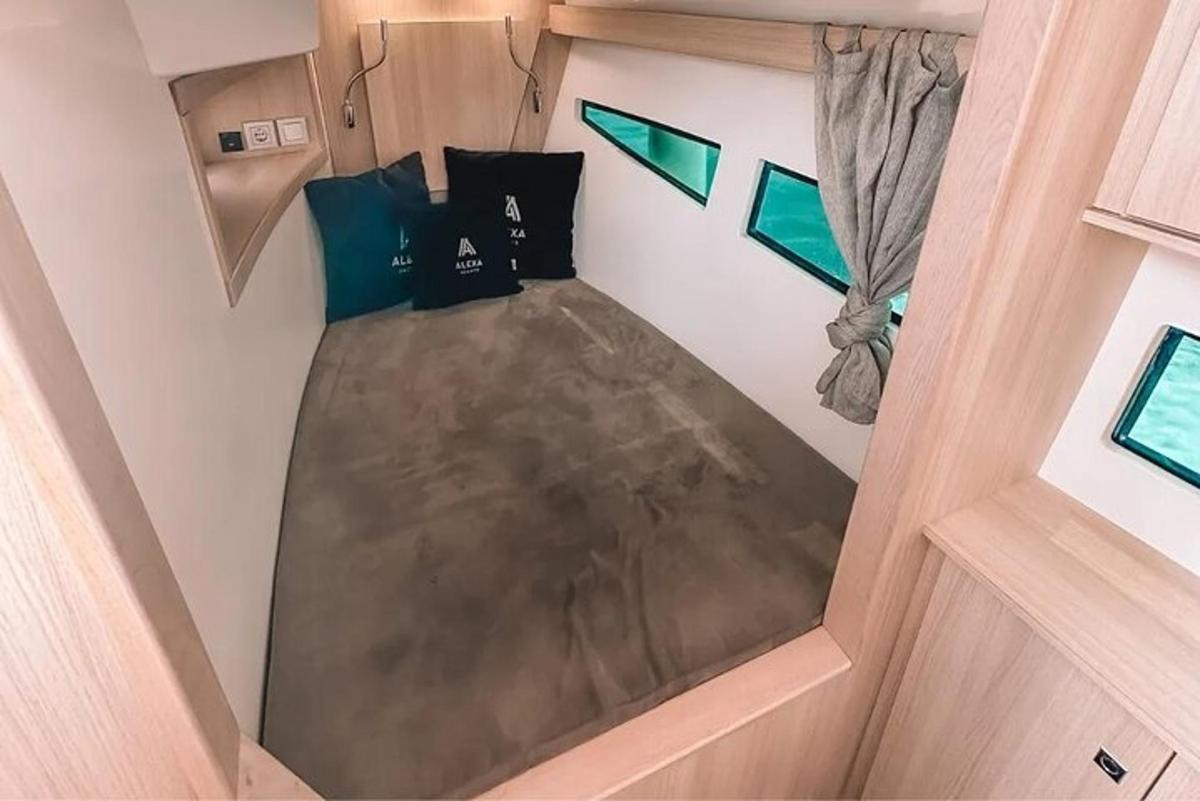 een bovenaanzicht van een bed in een klein huis