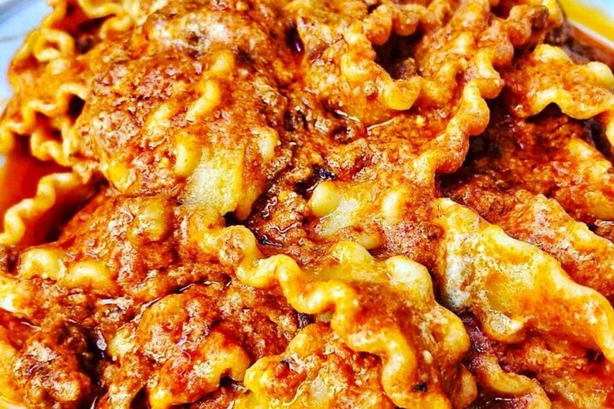 isang close up ng isang plato ng pagkain na may pasta
