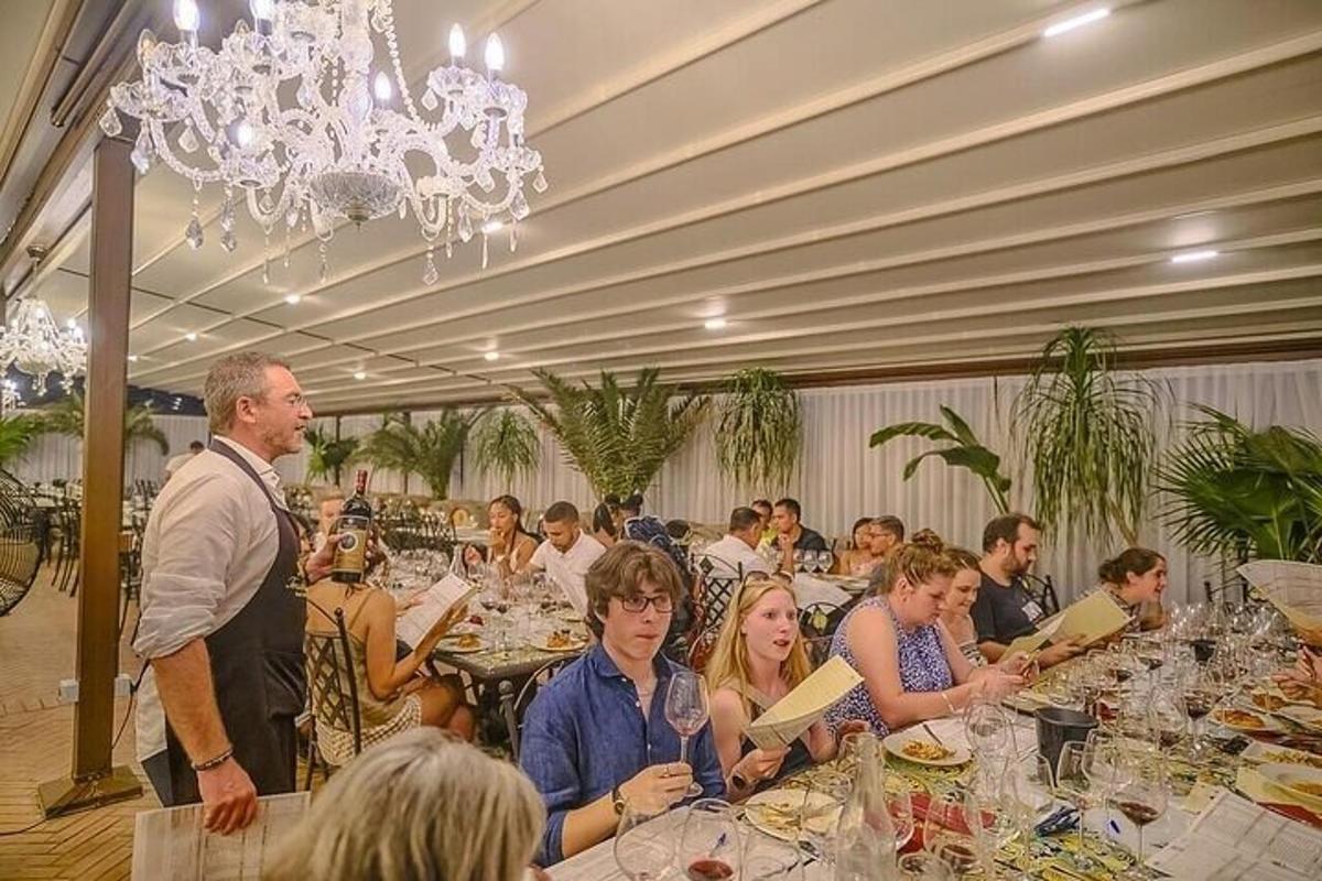 um grupo de pessoas sentadas às mesas de um restaurante