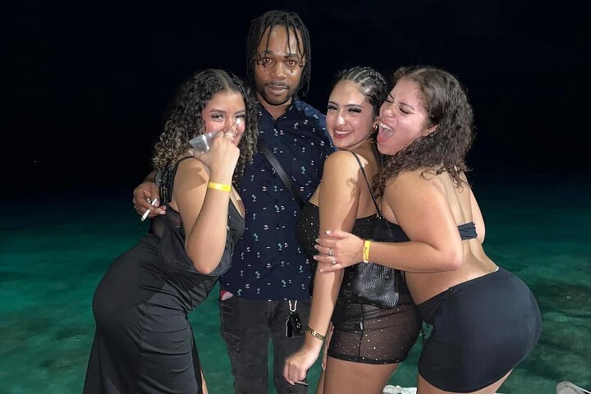 un gruppo di persone in posa per una foto sulla spiaggia