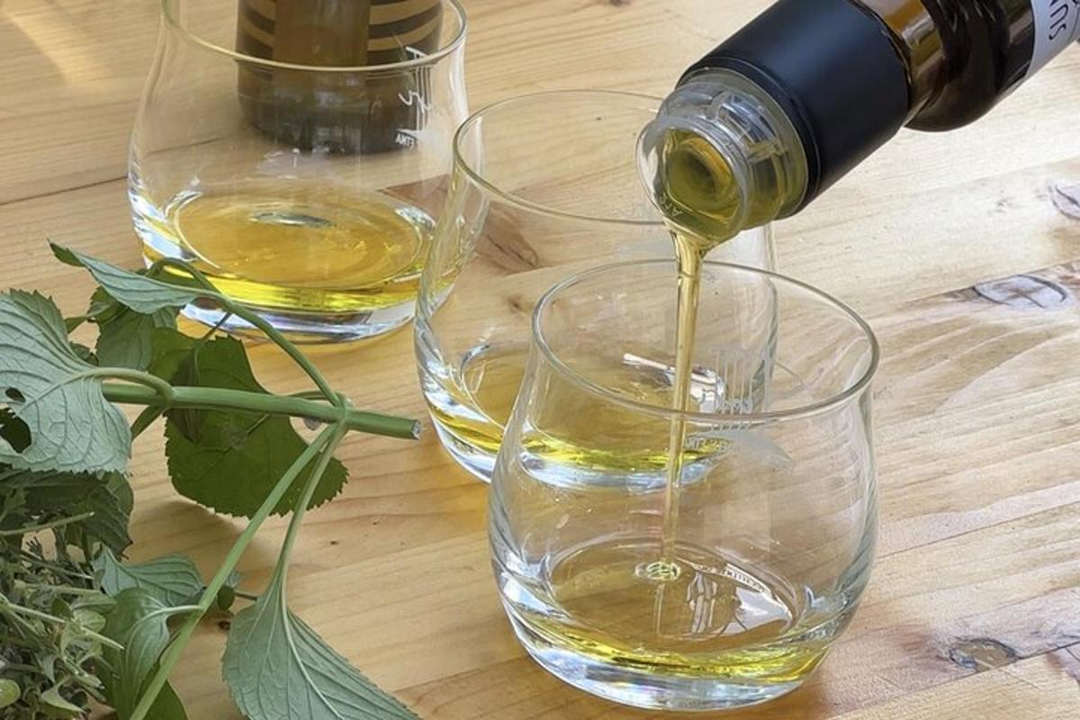 ένα μπουκάλι κρασί που χύνεται σε ένα ποτήρι
