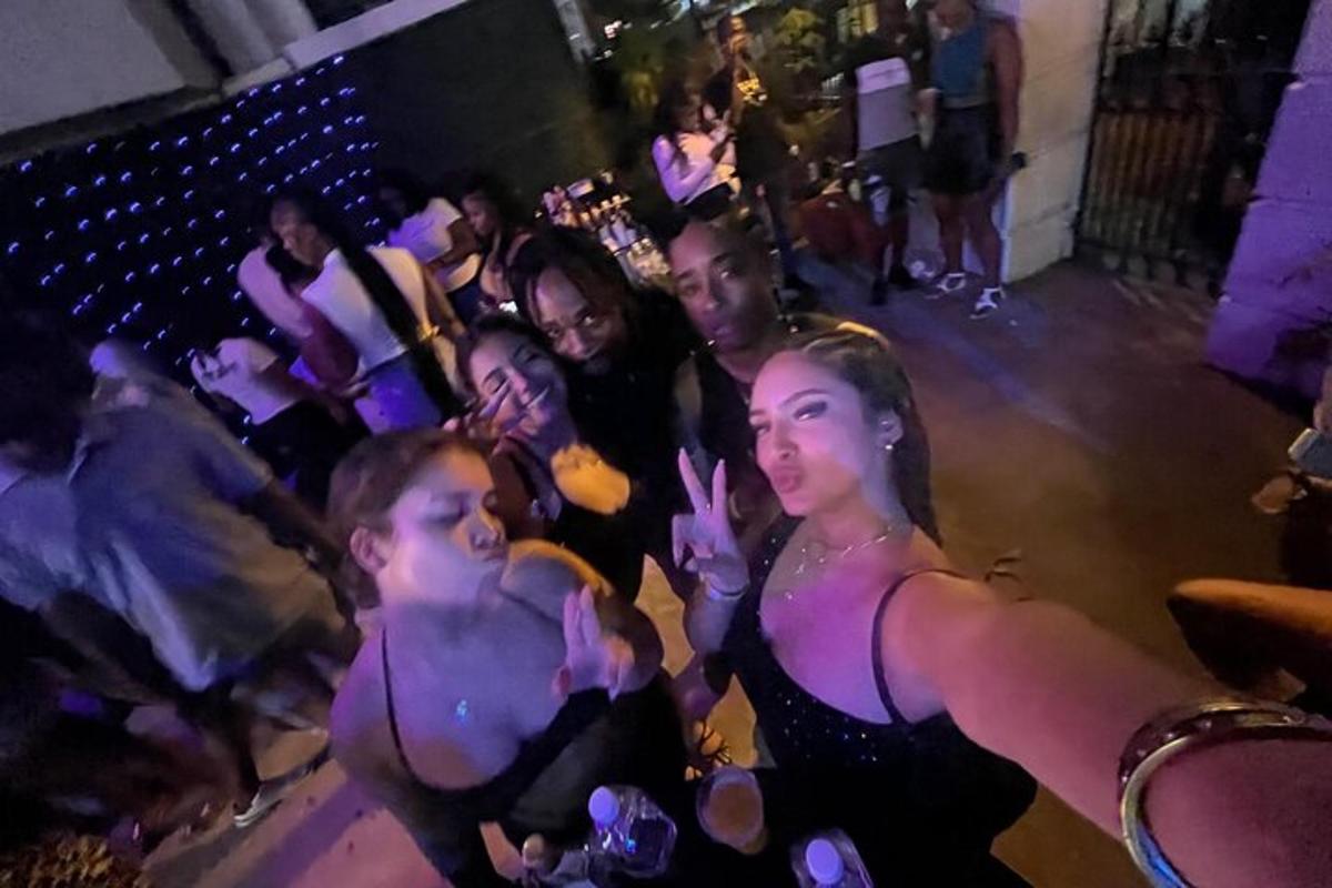 en gruppe mennesker som danser på en fest