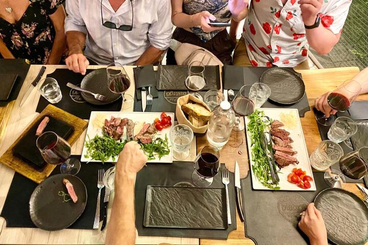 un gruppo di persone sedute attorno a un tavolo con del cibo