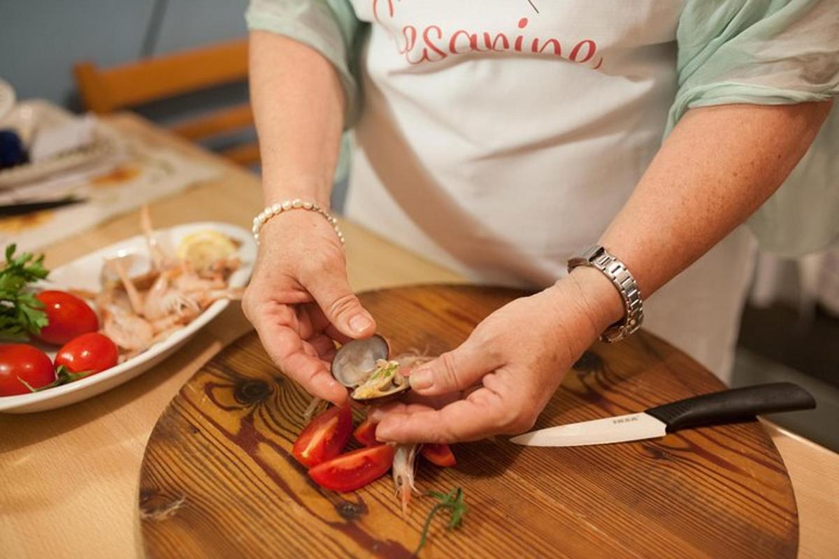 una donna sta tagliando le verdure su un tagliere
