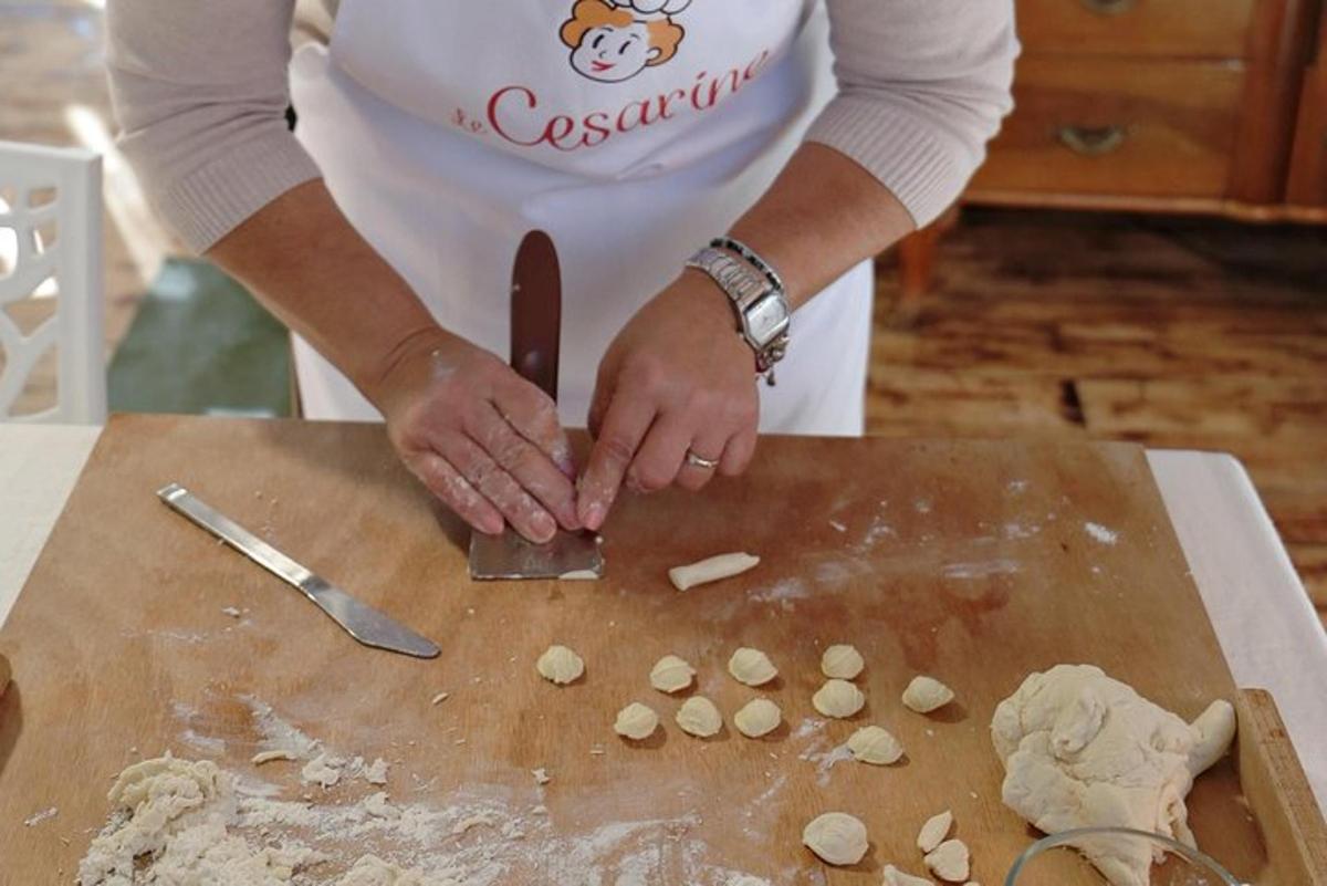 una donna che taglia il cibo su un tagliere