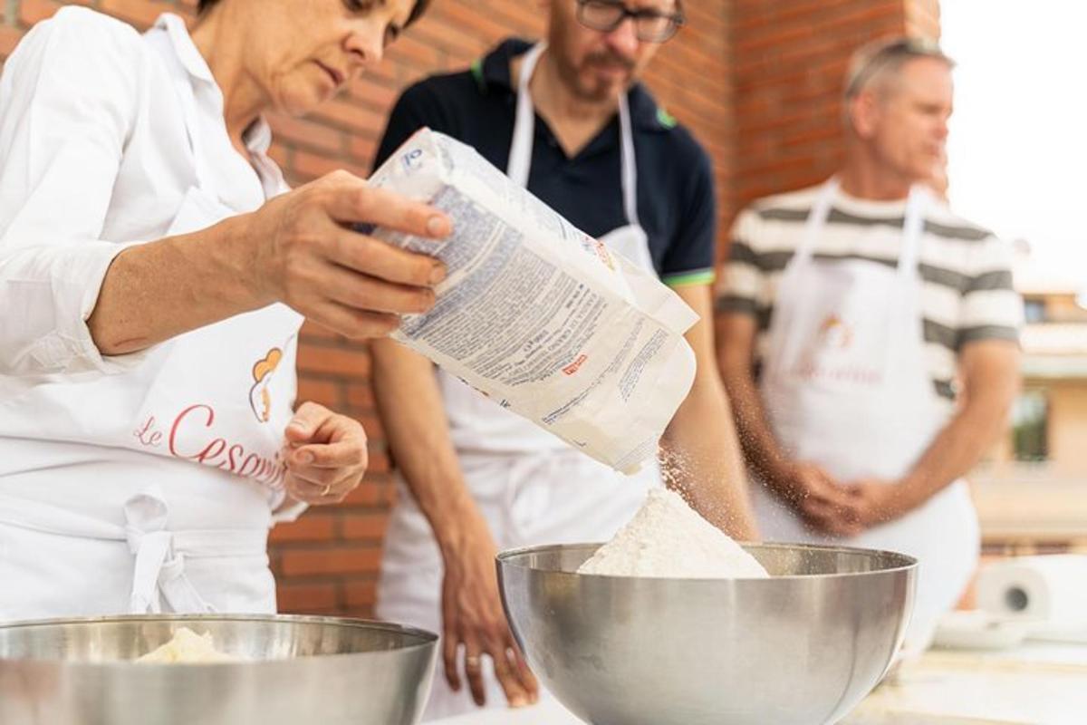 žena v kuchyni připravující jídlo v misce