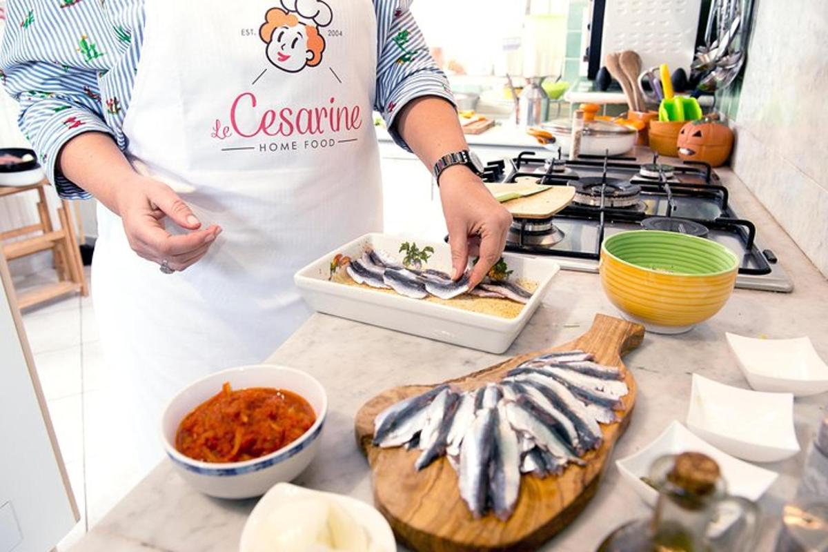 una persona in cucina che prepara il cibo su un bancone