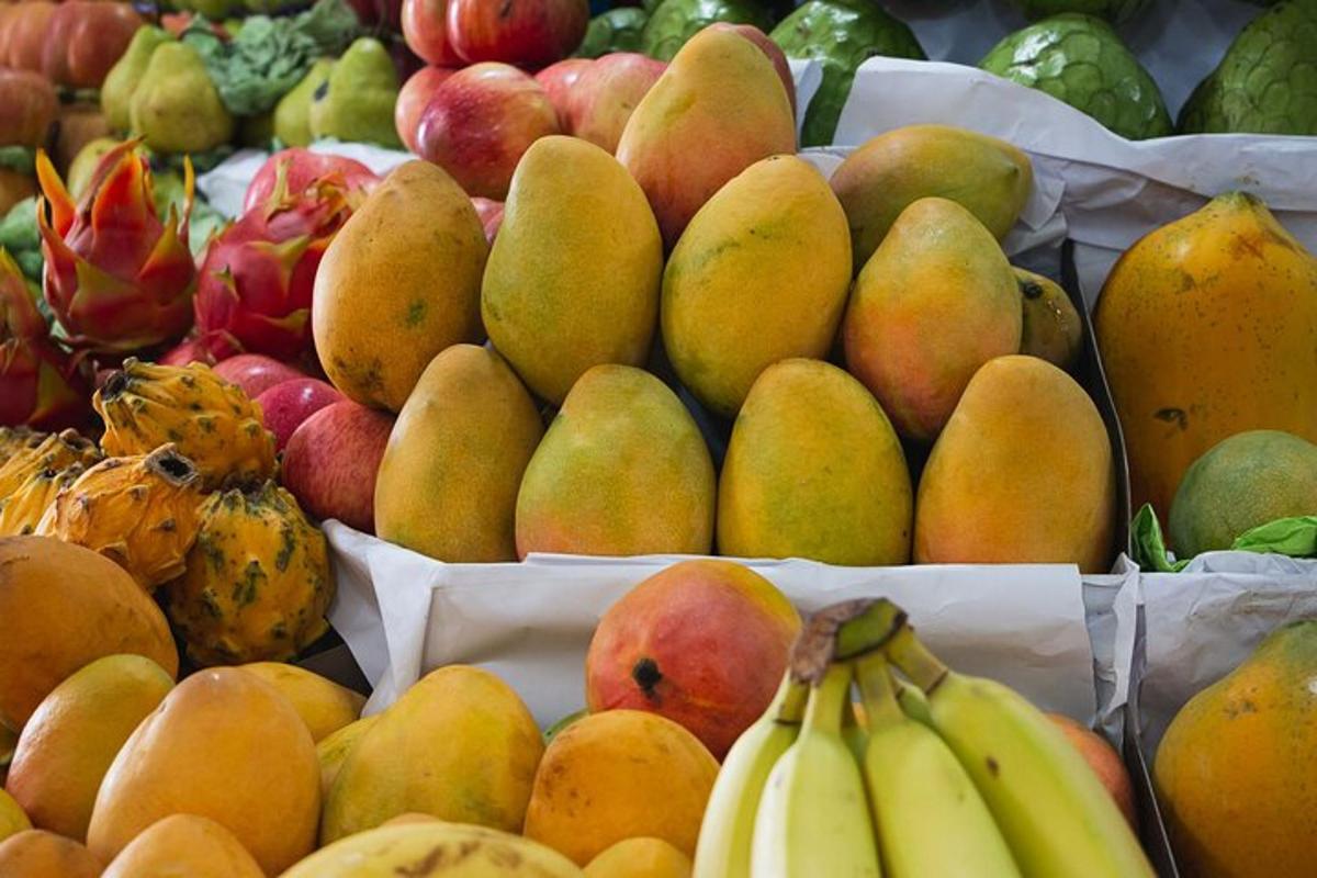 eine Auslage mit Obst und Gemüse auf einem Markt