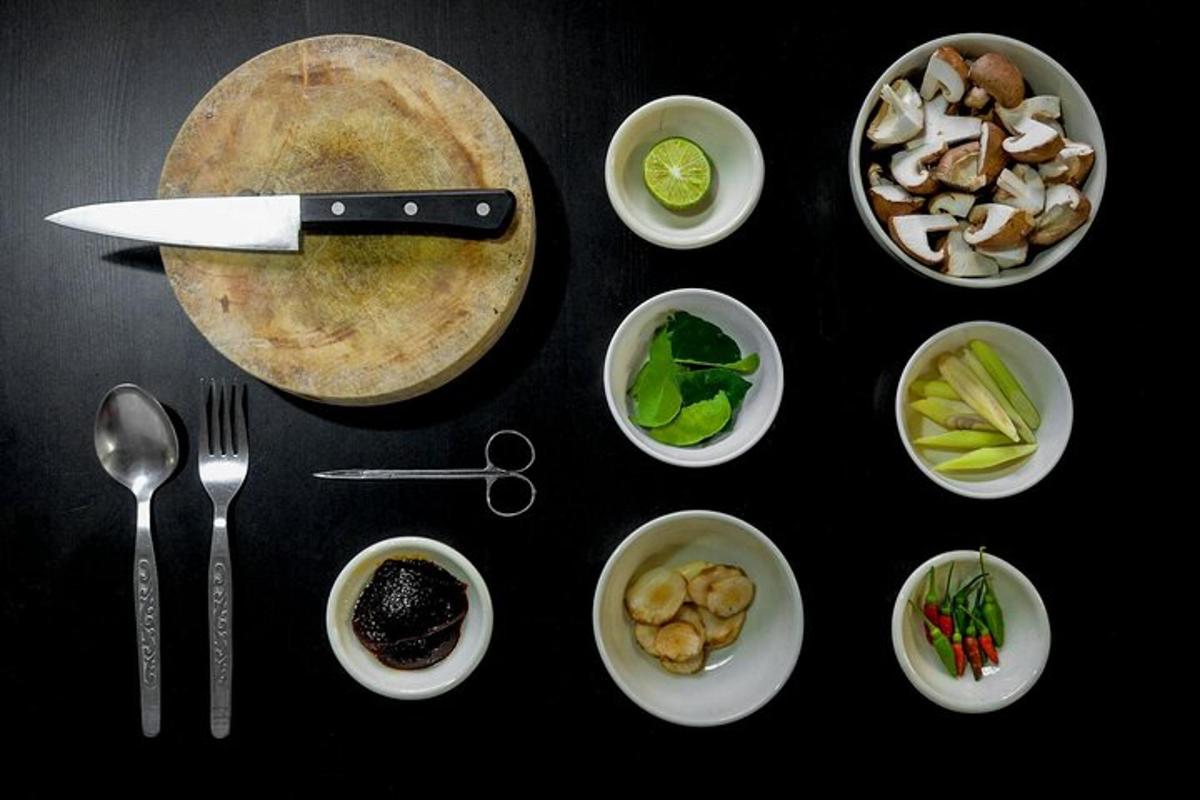meja dengan mangkuk makanan dan talenan