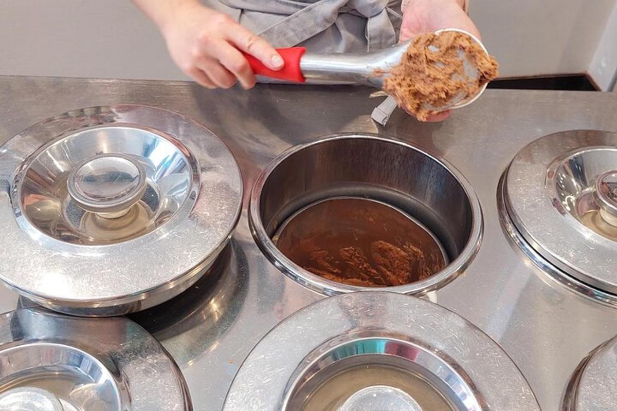 una persona che cucina il cibo in una pentola su un fornello