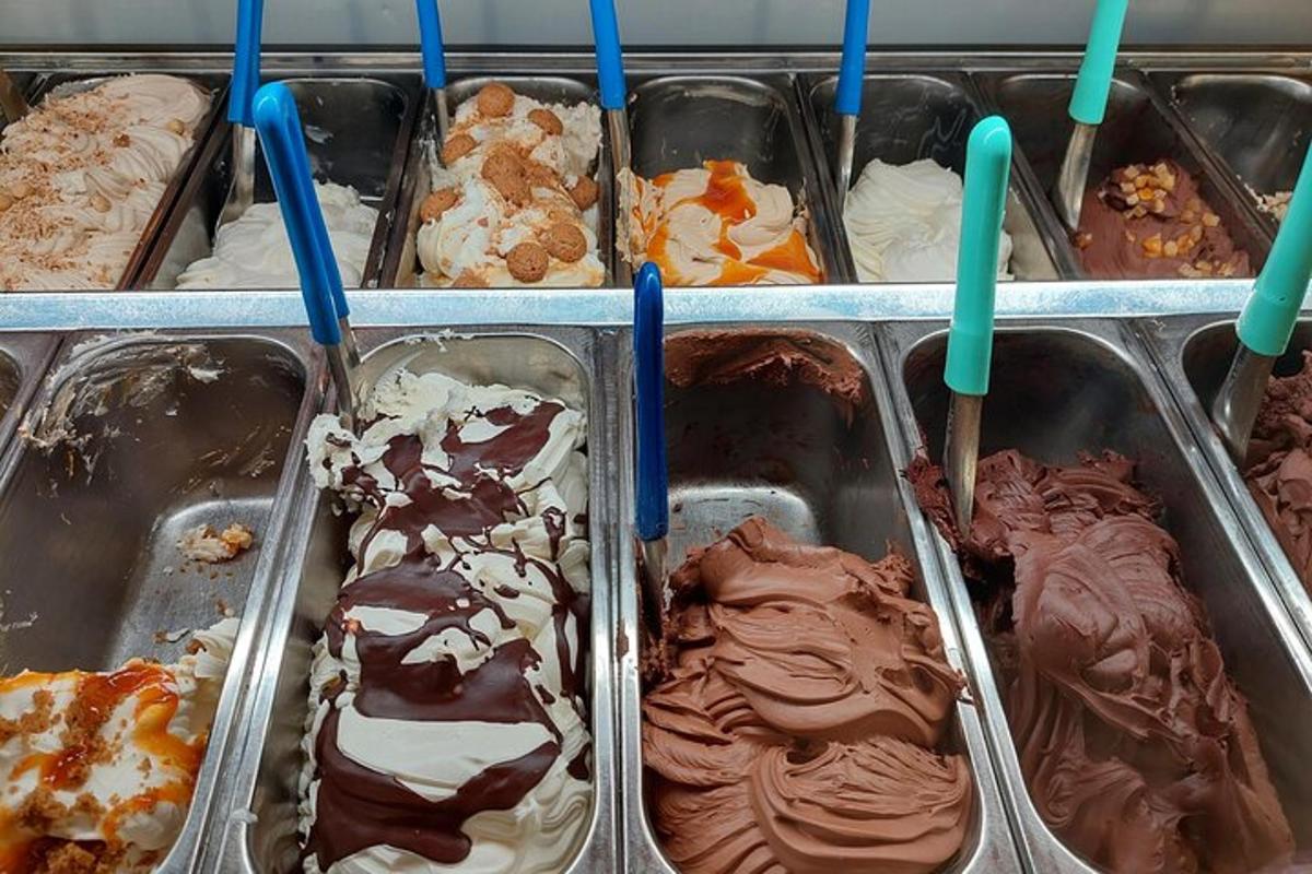 una vaschetta di gelati con stuzzicadenti dentro