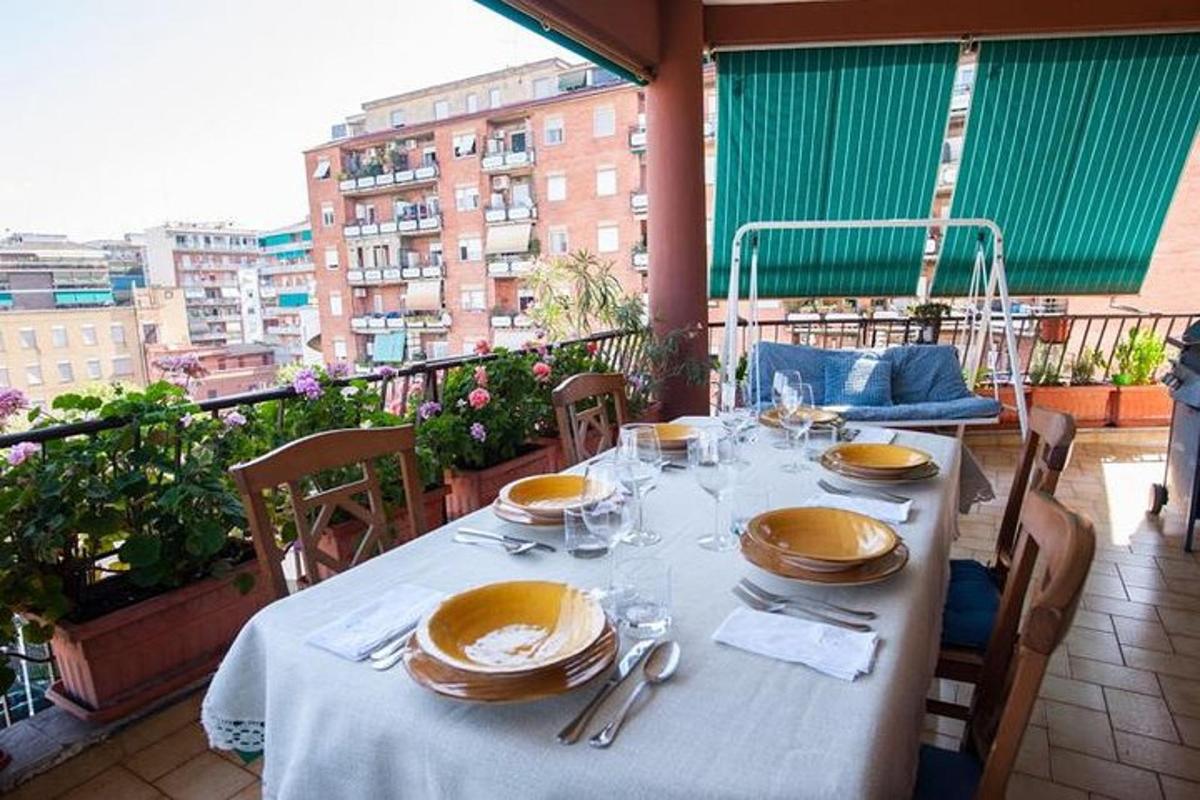 uma mesa com pratos e talheres em cima de uma varanda