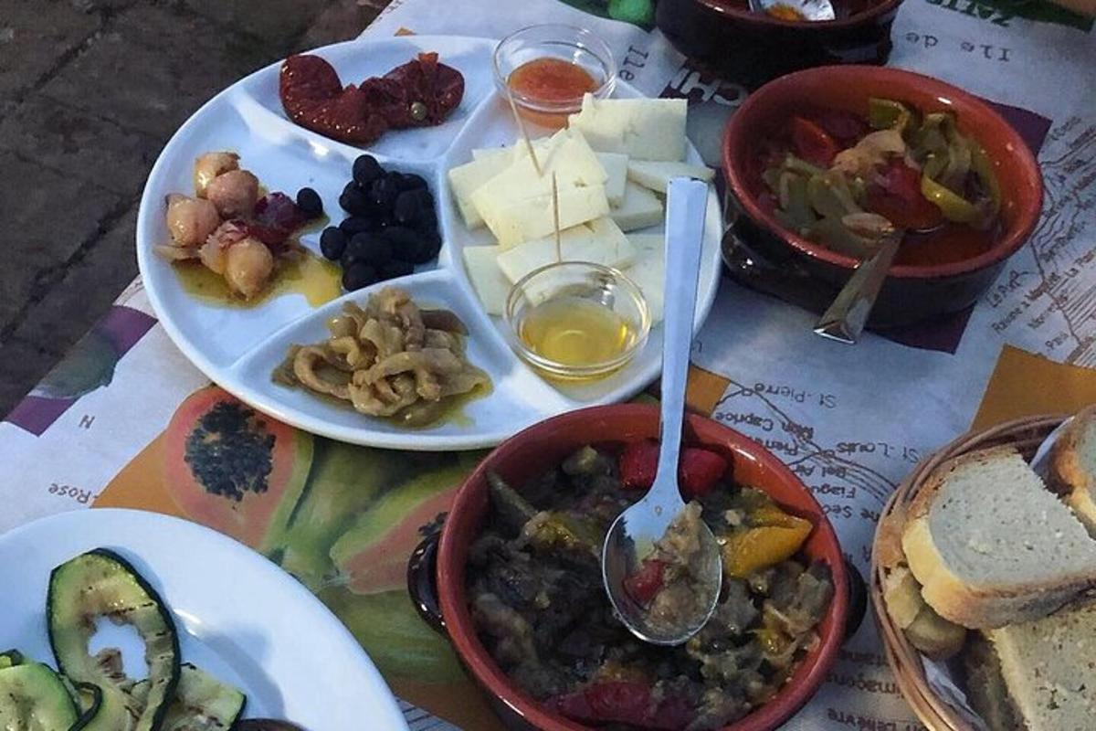 ein Tisch mit Tellern und Schüsseln mit Essen