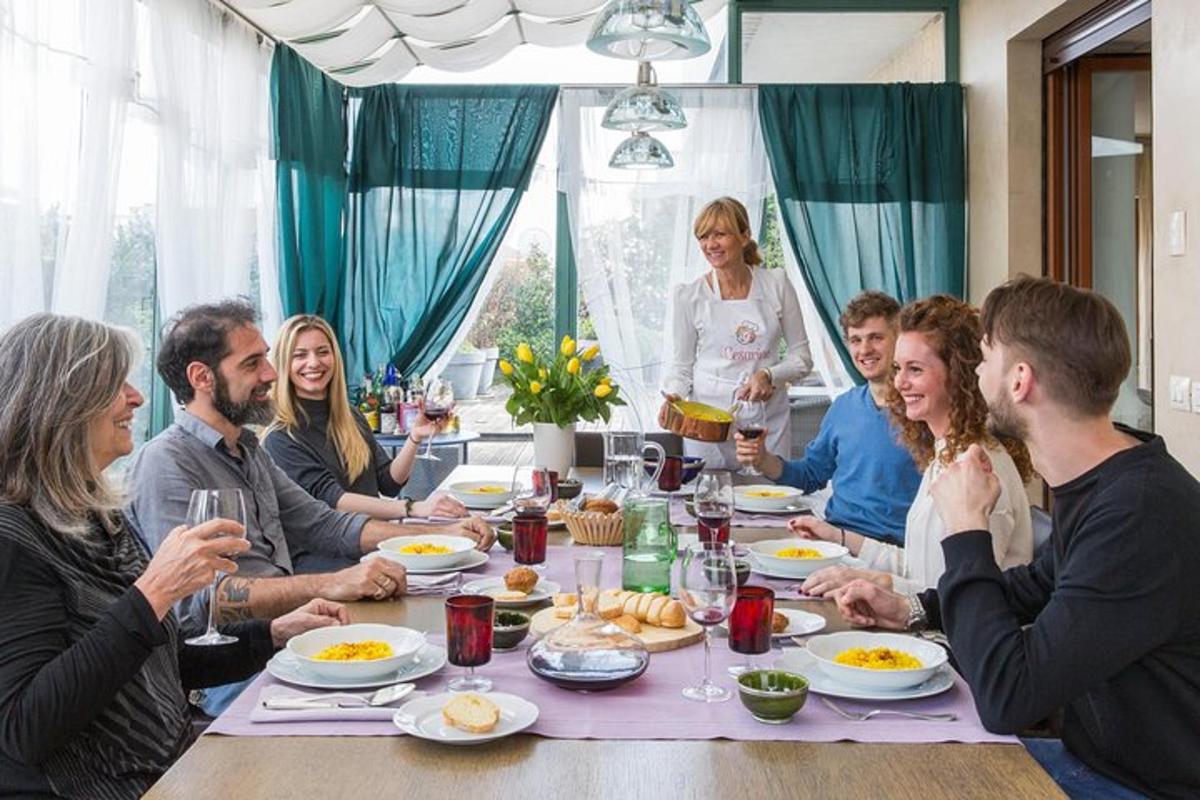 en grupp människor som sitter runt ett bord och äter
