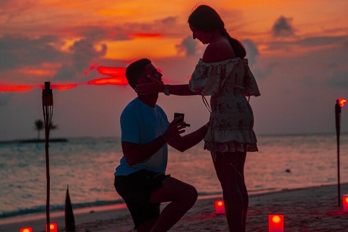 một người đàn ông và một người phụ nữ trên bãi biển lúc hoàng hôn