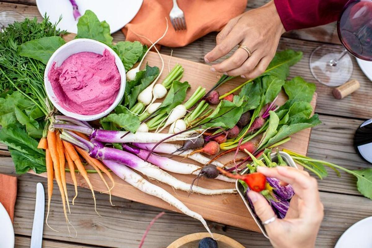 Una mesa con un montón de verduras encima