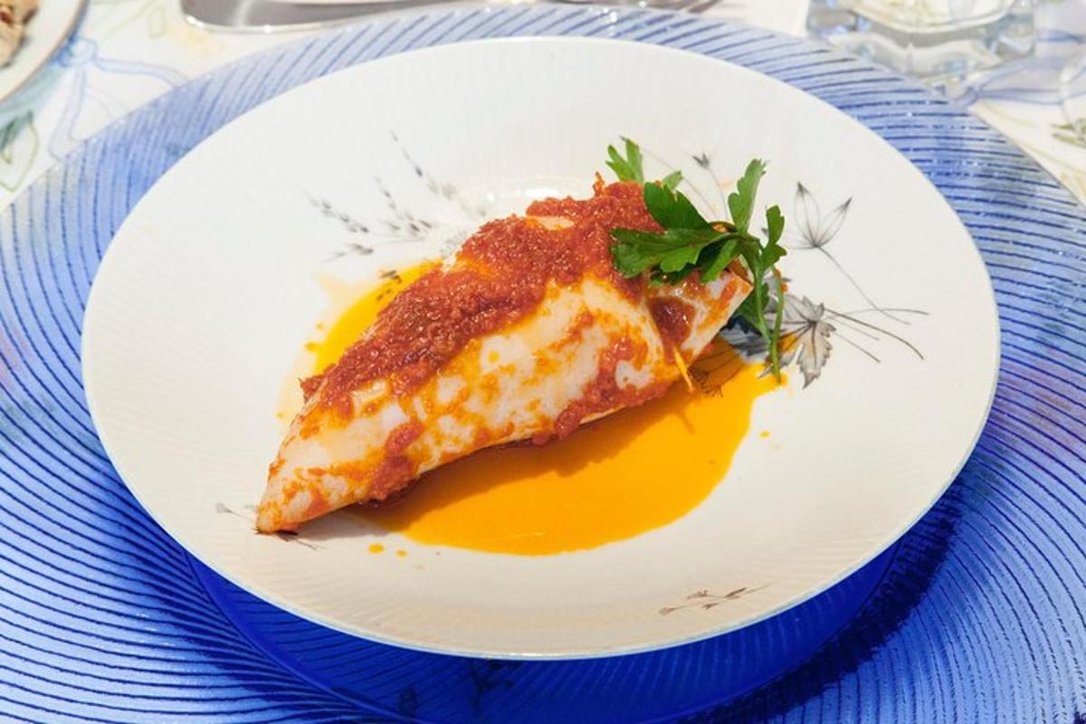 một miếng pizza trên một chiếc đĩa trắng trên bàn