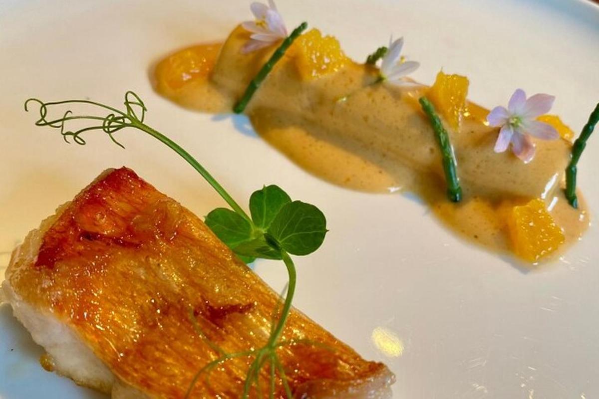 um prato branco com um pedaço de comida com flores nele