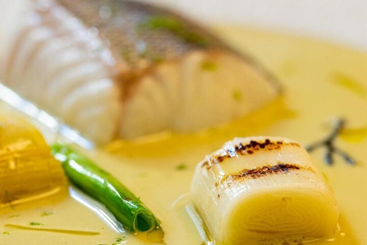 un pezzo di cibo appoggiato su un piatto