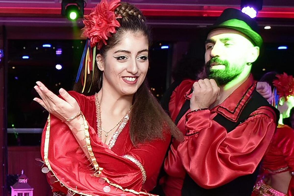 un uomo e una donna vestiti in costume a una festa
