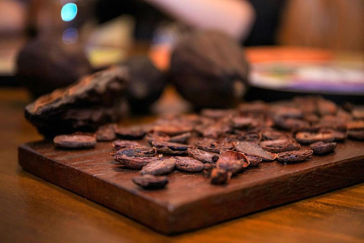una pila di biscotti su un tagliere su un tavolo