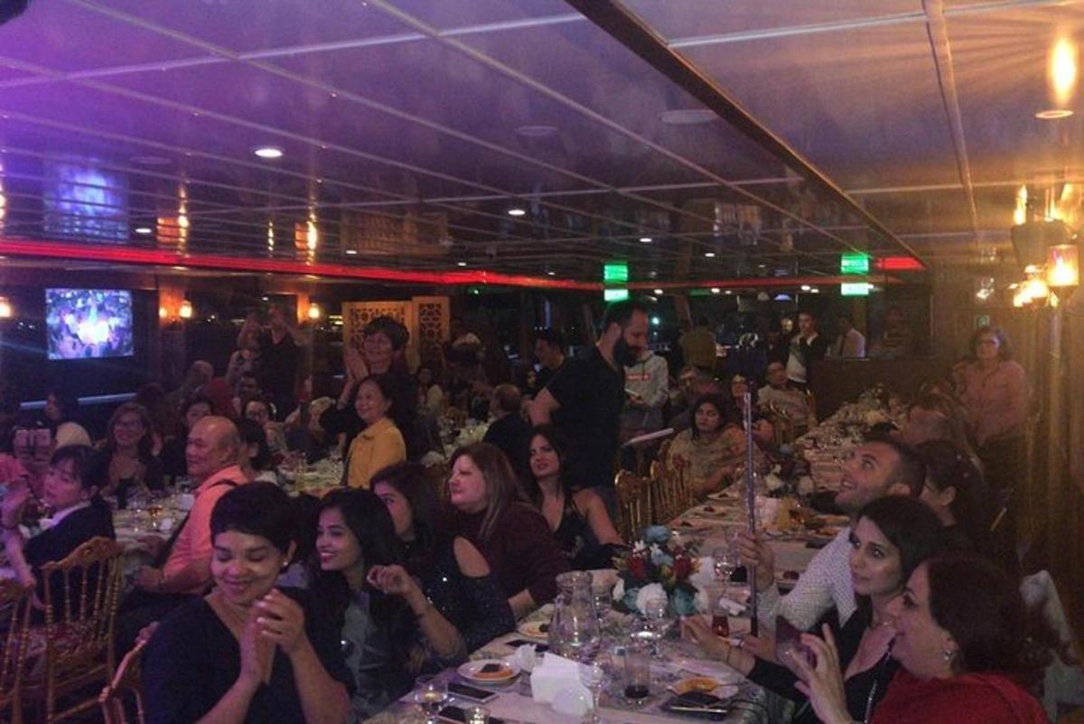 un gruppo di persone sedute ai tavoli di un ristorante