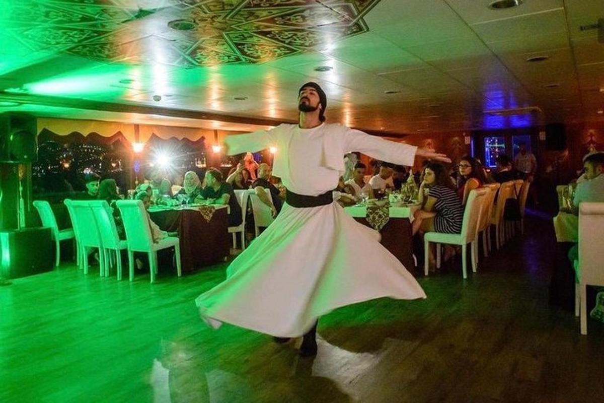 mees tantsib restorani tantsupõrandal