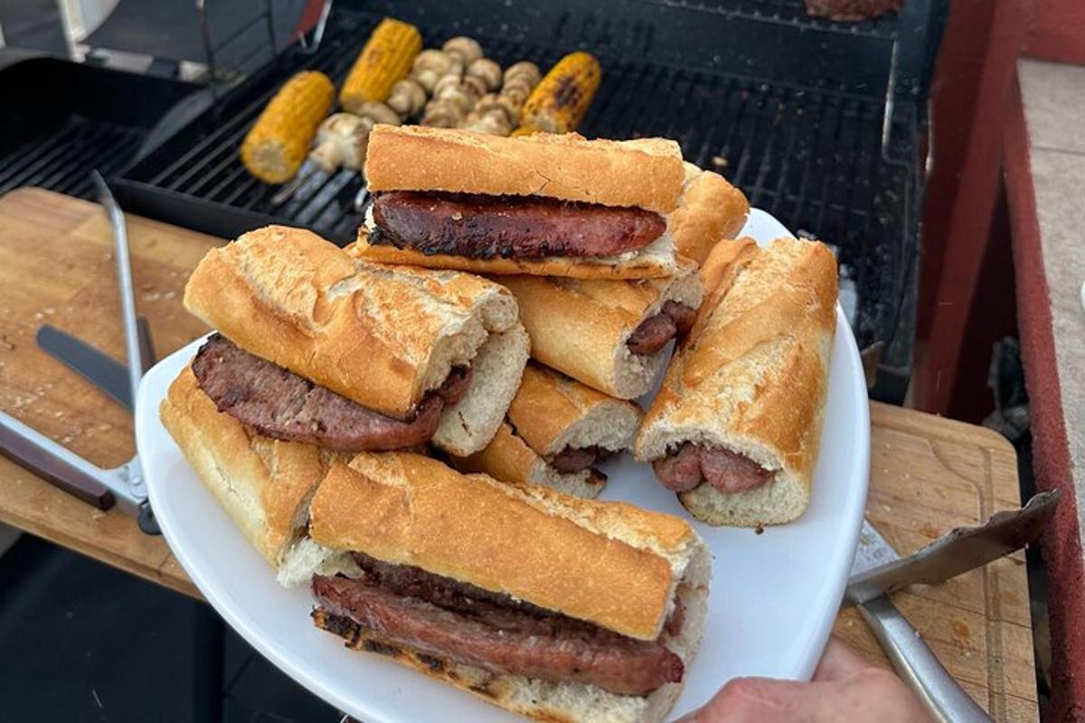 um prato de sanduíches de carne na grelha