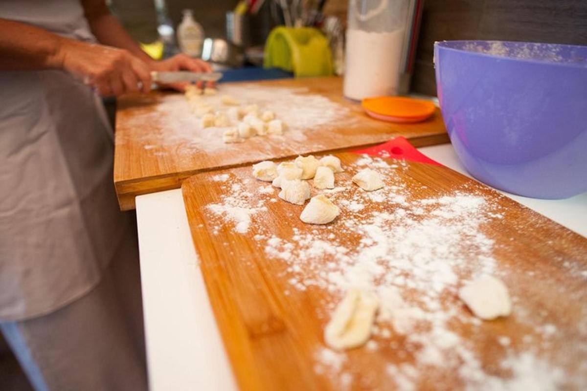 uma pessoa cortando comida em uma tábua de corte