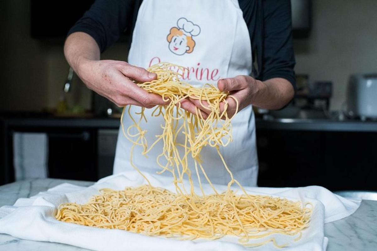 inimene köögis, hoides käes hunnikut spagette