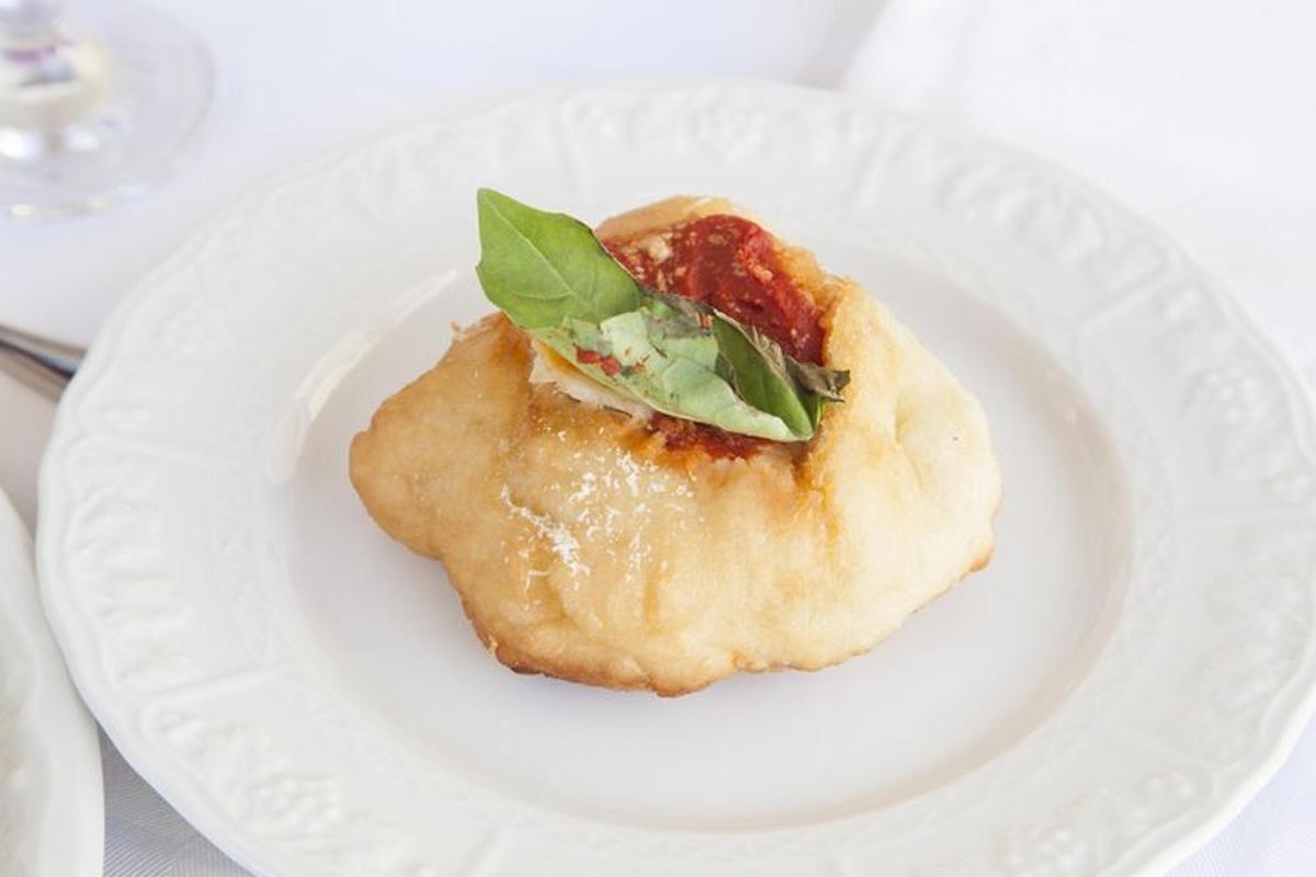 un piatto bianco con un pezzo di cibo sopra