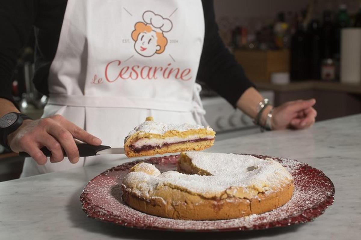 žena v kuchyni krájí dort nožem