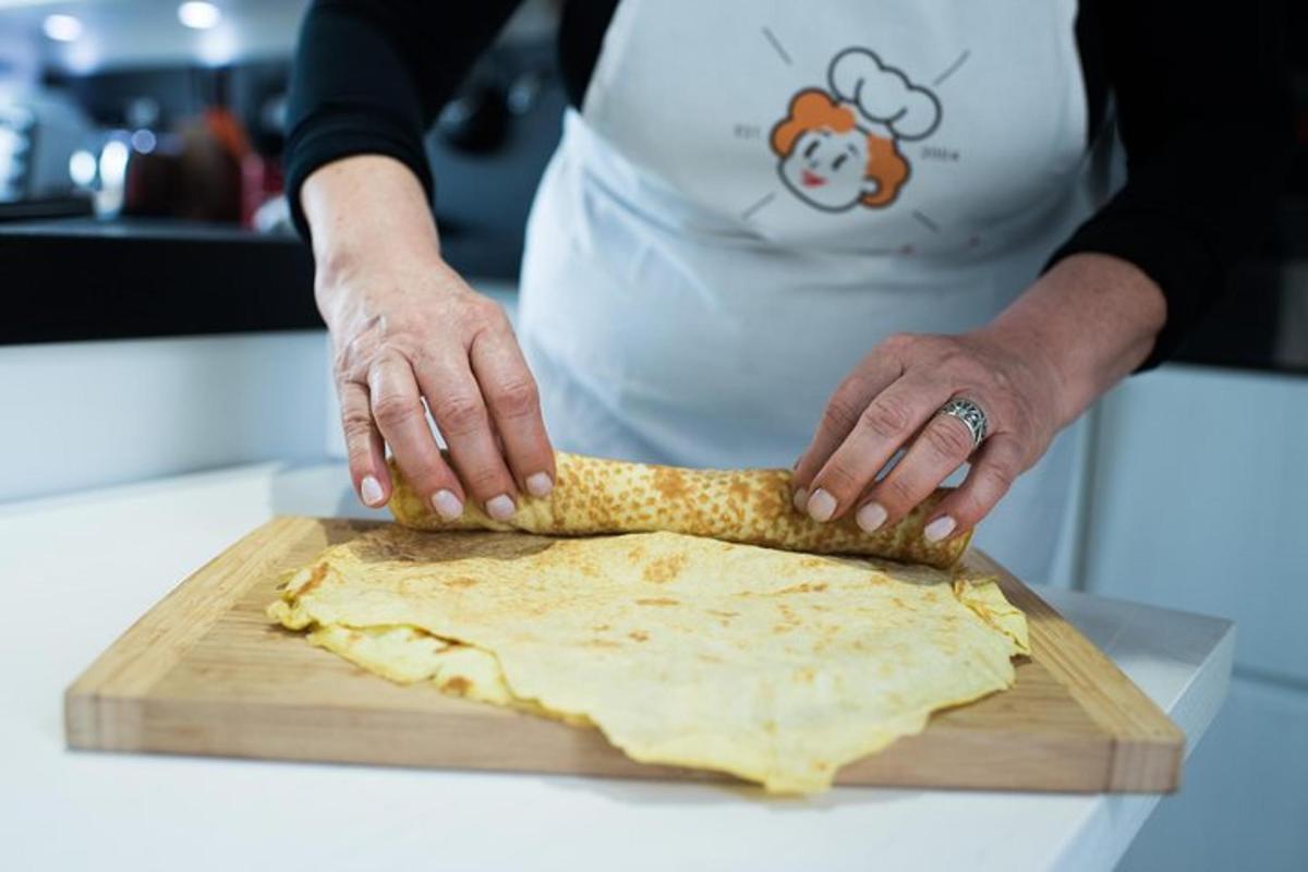 seorang wanita sedang menyediakan tortilla di atas papan pemotong