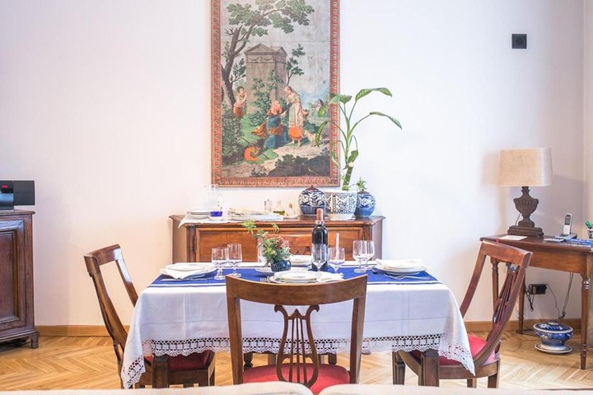 een eetkamer met een tafel en een schilderij aan de muur