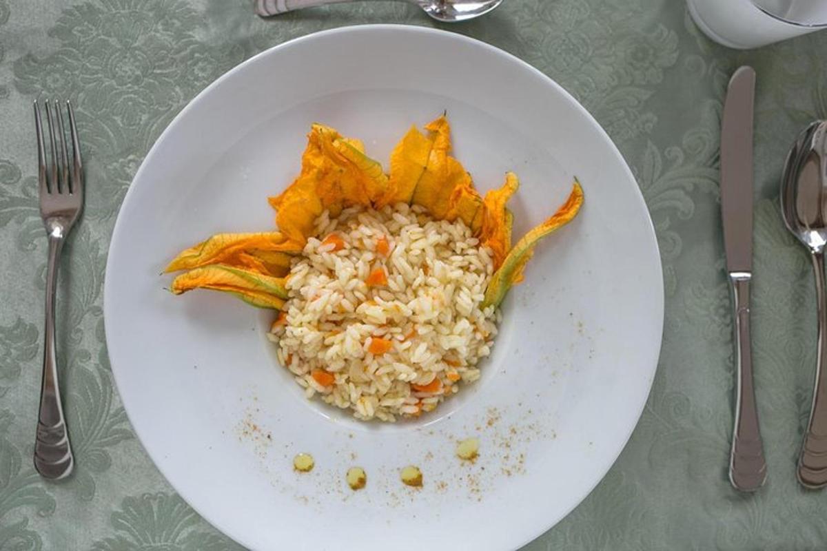 un piatto di riso e verdure su un tavolo
