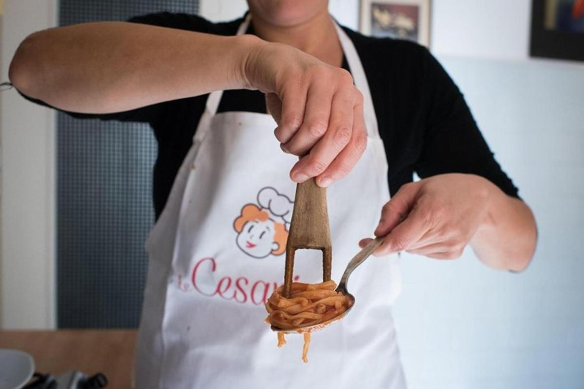 seseorang yang memegang pisau dan sudu dengan makanan di atasnya