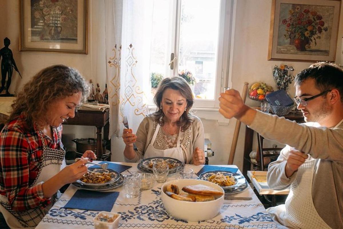 μια ομάδα ανθρώπων που κάθονται σε ένα τραπέζι τρώγοντας φαγητό