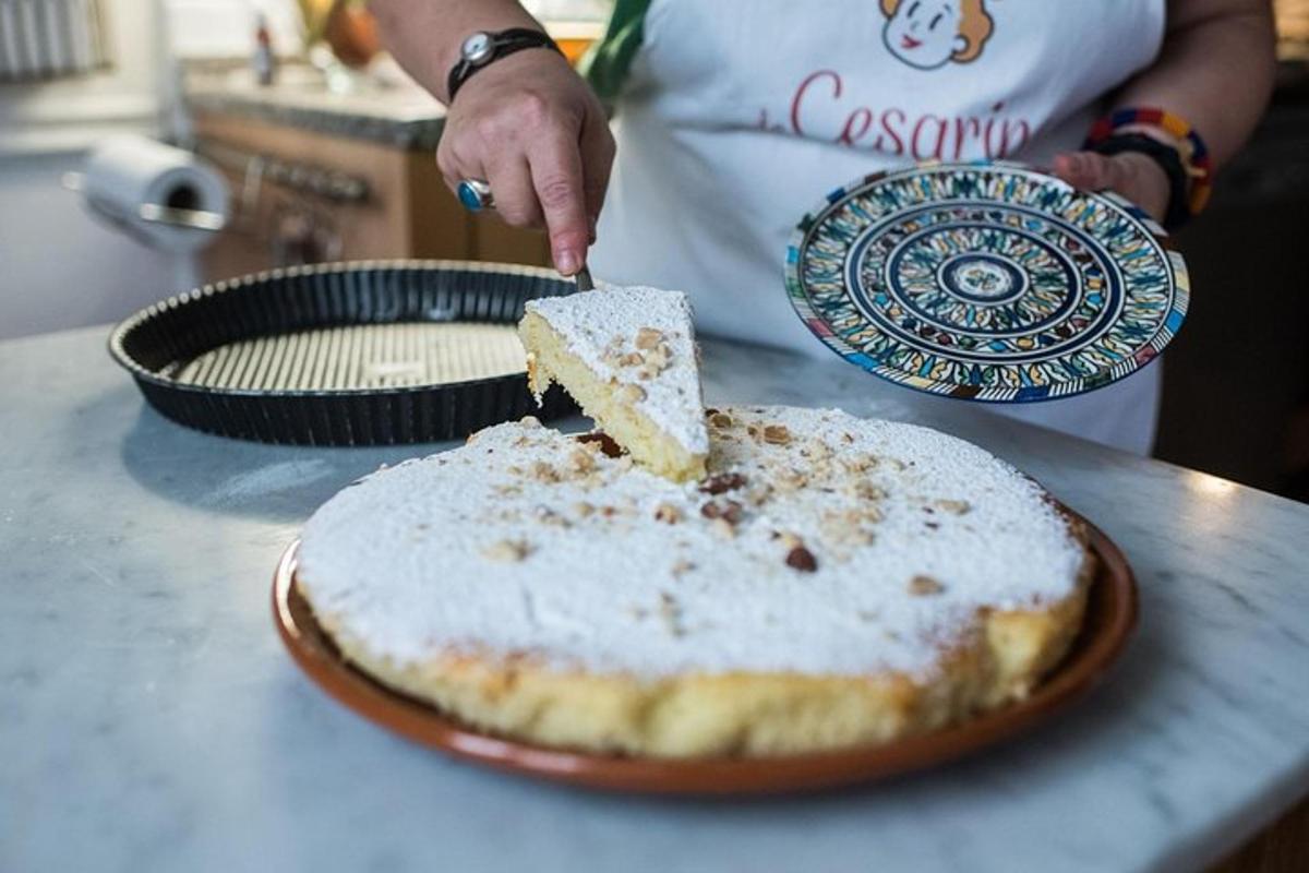 una persona che taglia una fetta di torta su un bancone