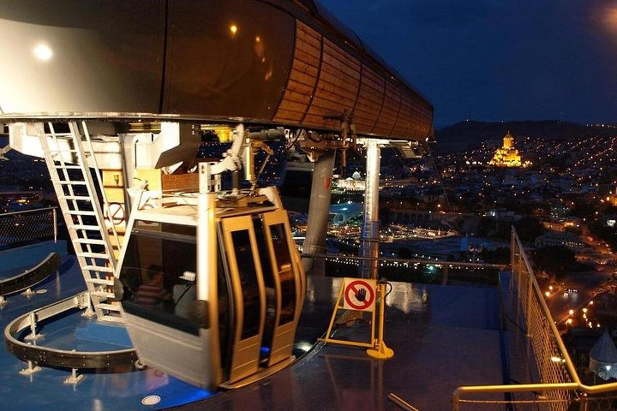 o plimbare cu gondola pe un vas de croazieră noaptea