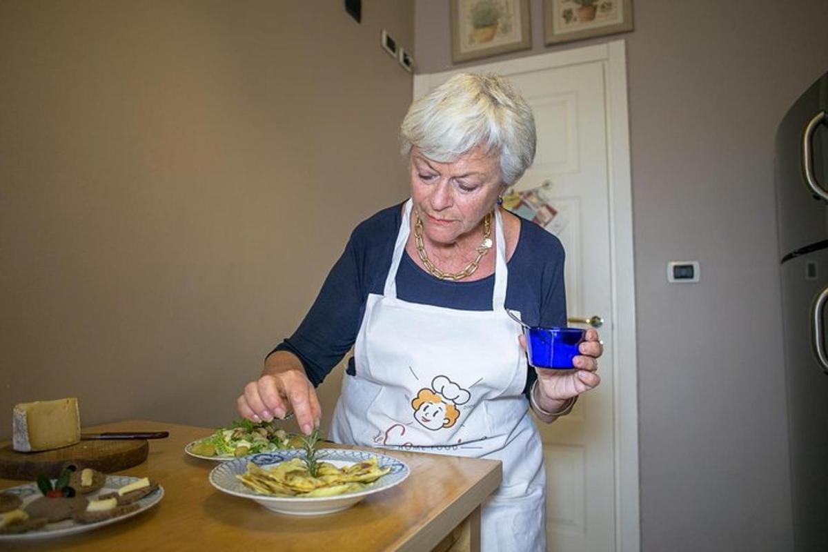 una donna anziana in cucina che prepara un piatto di cibo