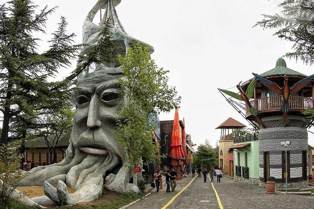 o statuie a unei fețe cu viță de vie care crește pe ea