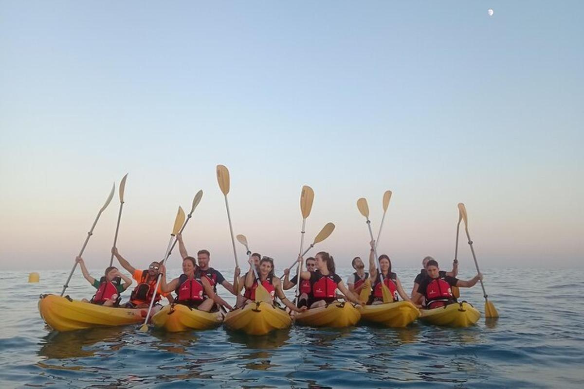 sekumpulan orang dalam kayak di dalam air
