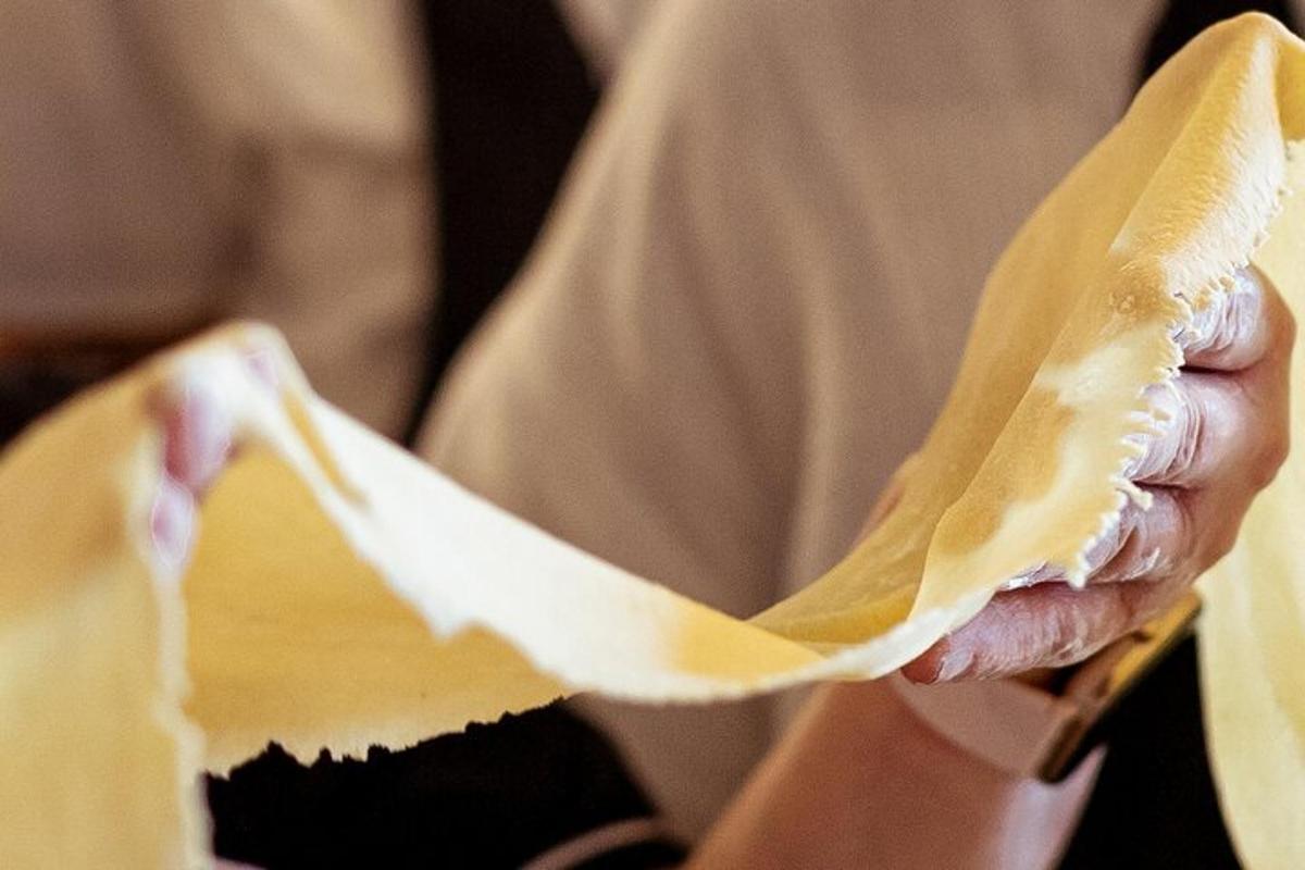 en person som holder en skrelt banan i hånden
