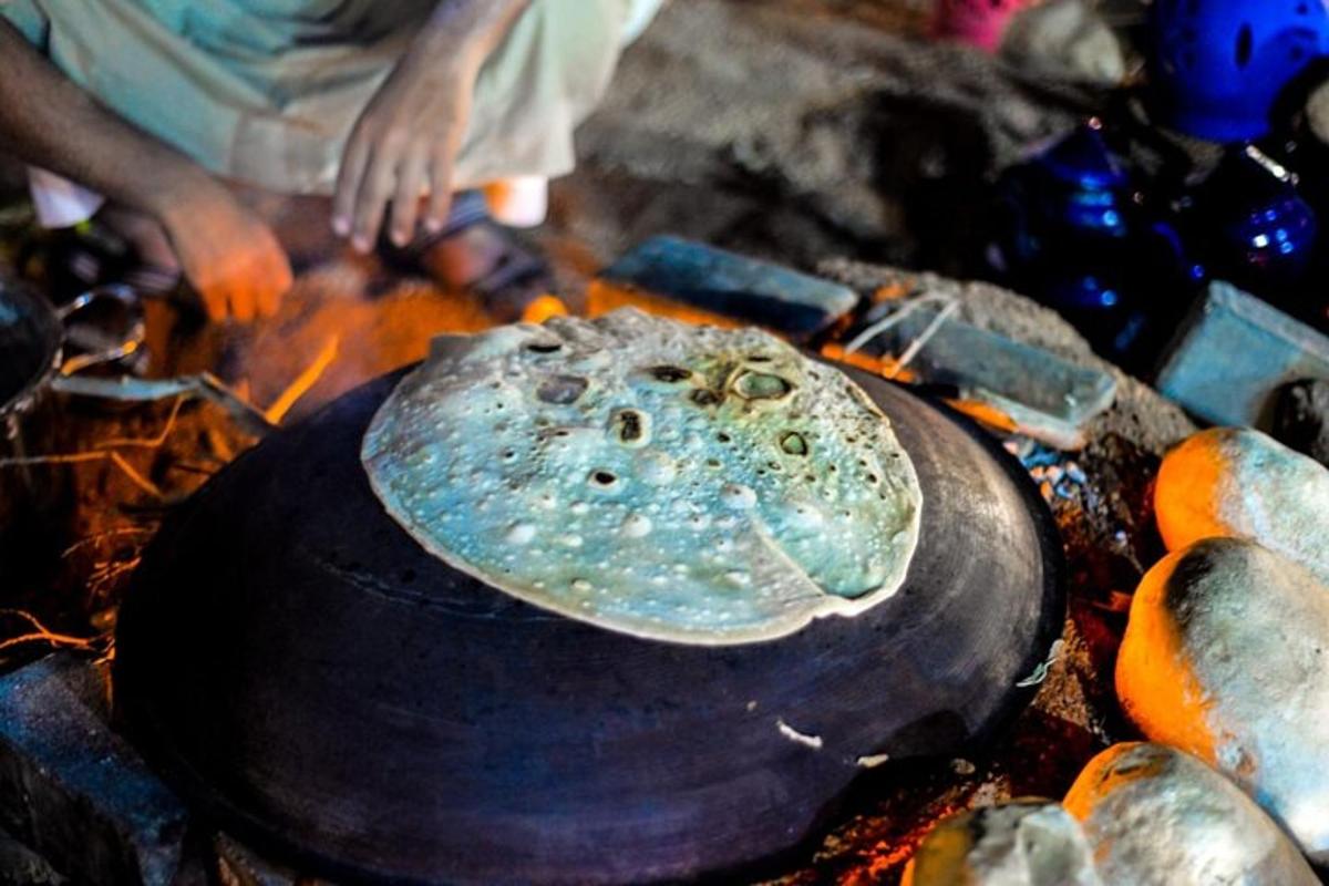uma pessoa está cozinhando em uma panela sobre o fogo