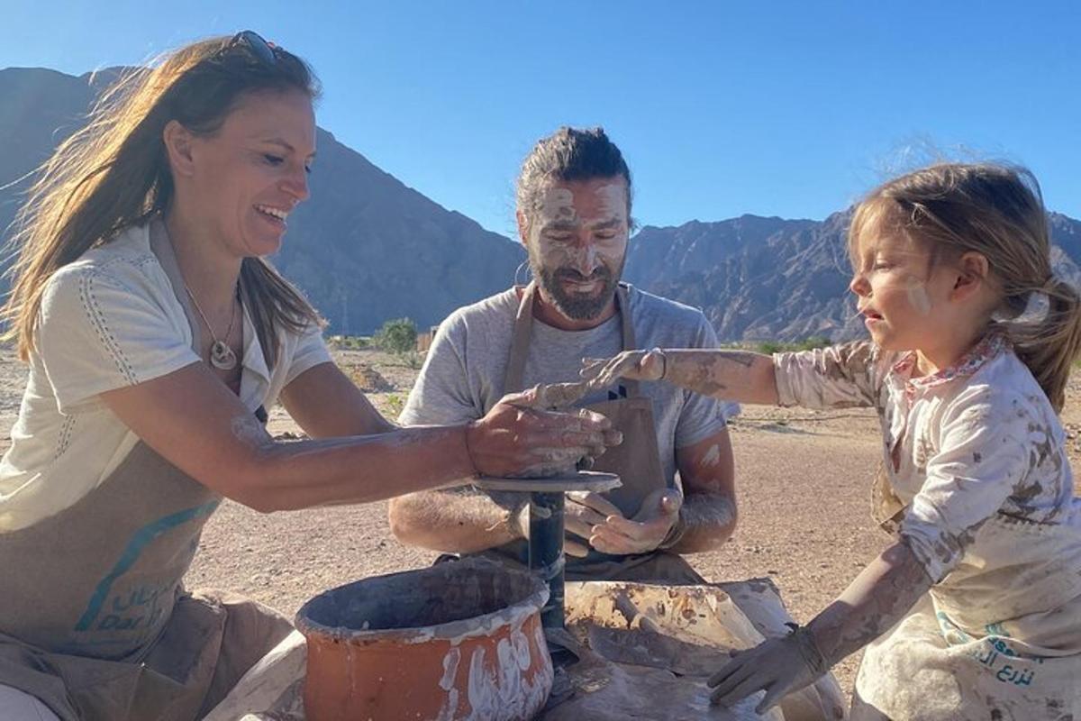 un uomo e una donna seduti accanto al fuoco