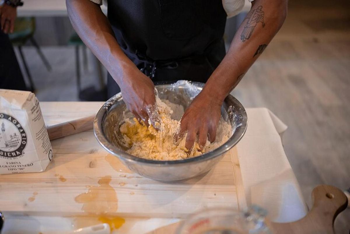 en person som blander ingredienser i en bolle på et bord