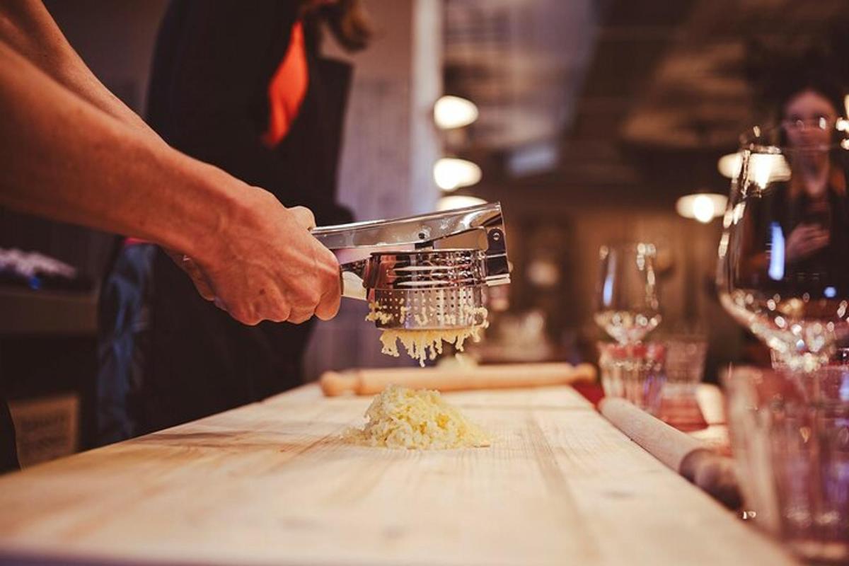 en person, der bruger en food mixer på et bord