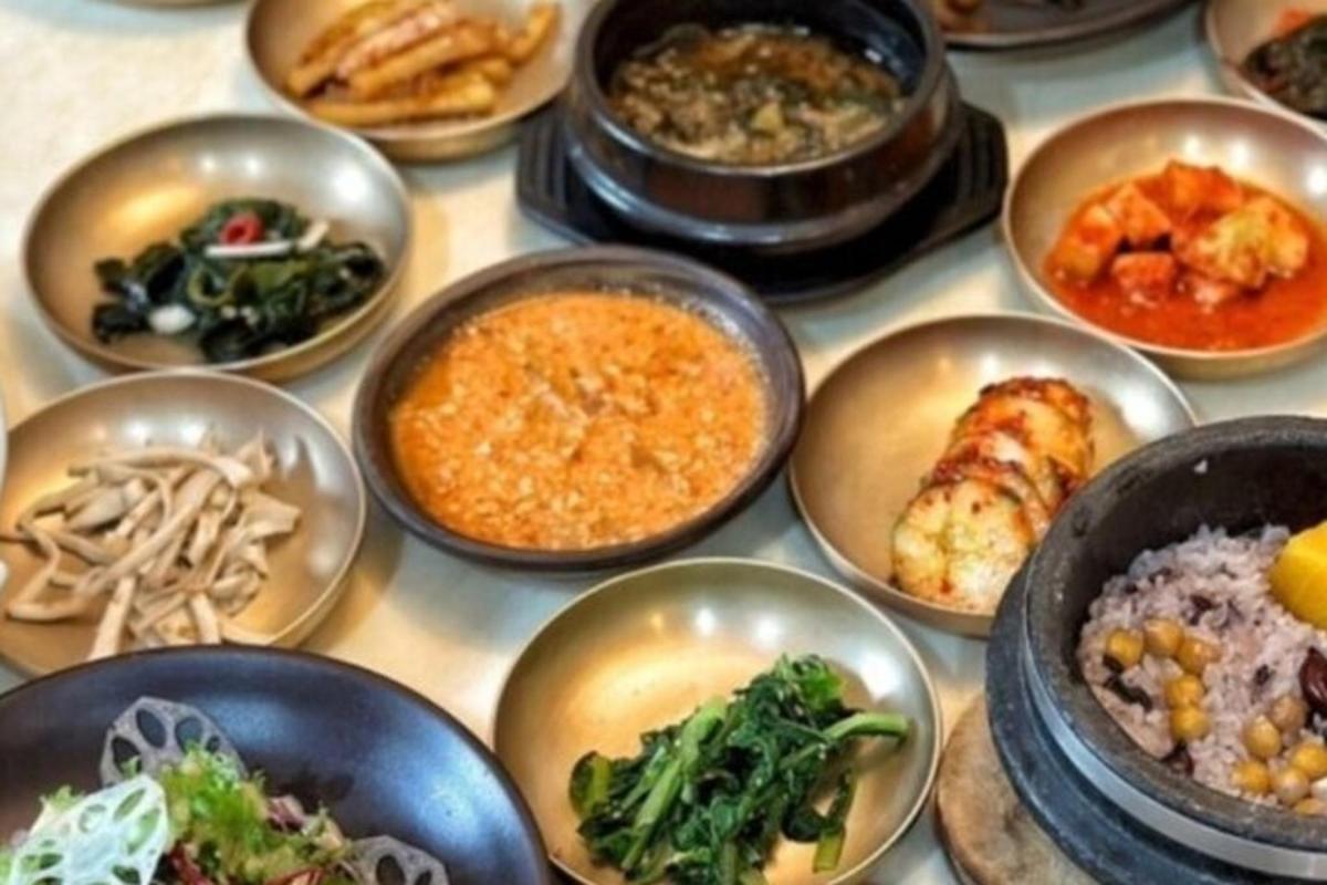 un tavolo pieno di ciotole di diversi tipi di cibo